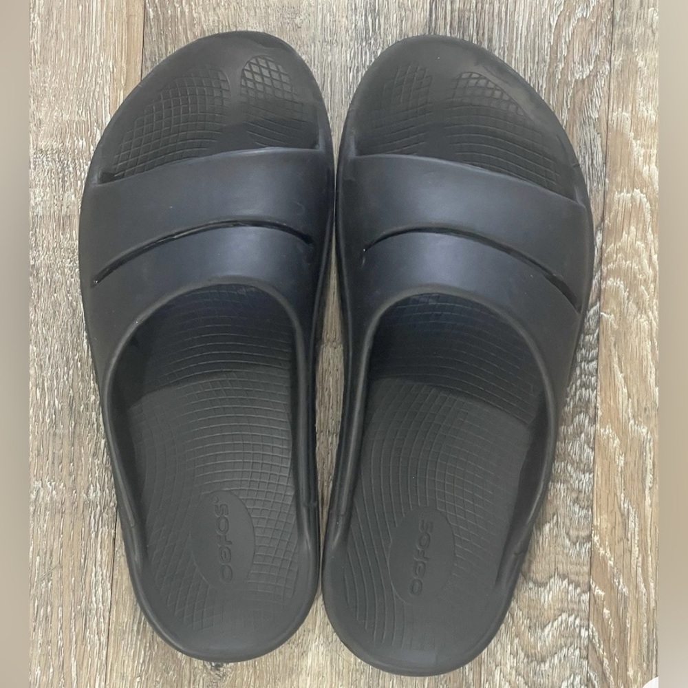 Oofos Unisex Ooahh Black Slip On Slide Sandals 
Size US M 10 
            W 12